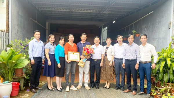 Trao tặng Bằng khen của Chủ tịch UBND tỉnh Đắk Lắk cho ông Nguyễn Hữu Hùng, gương “Người tốt, việc tốt”